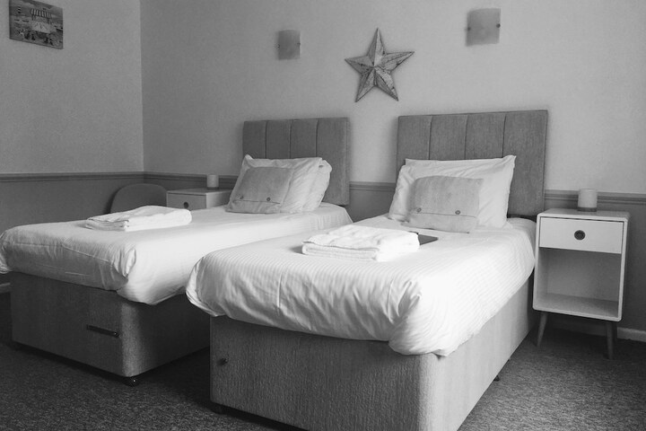 Room 6 of 9