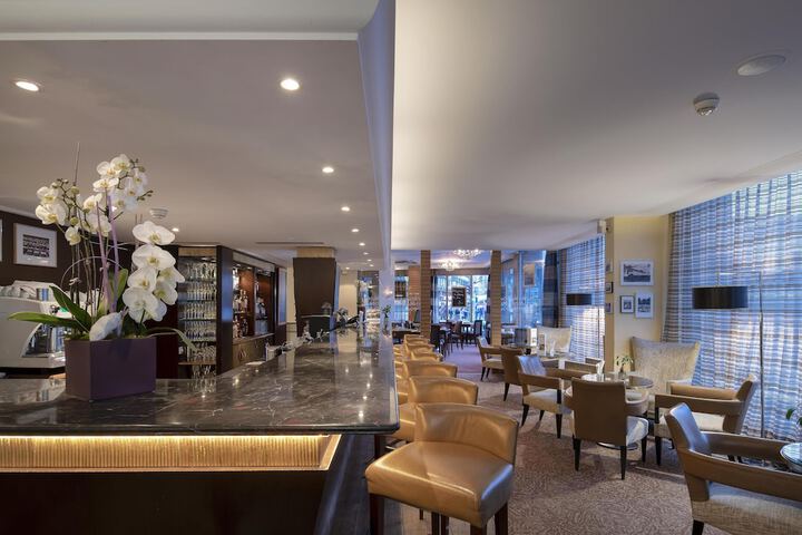 Lounge 41 of 49