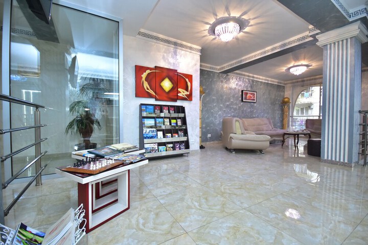 Lounge 34 of 42