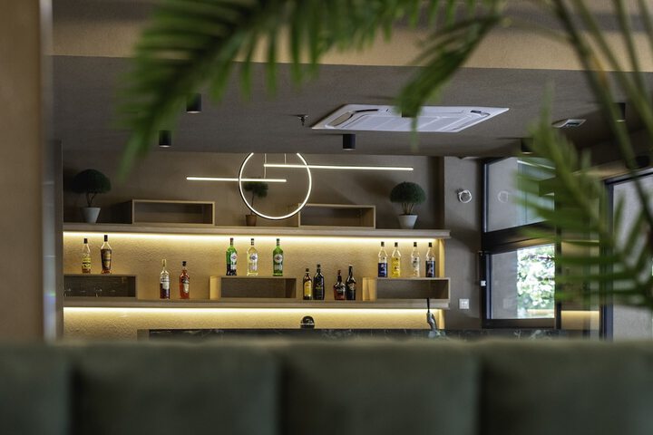 Lounge 46 of 52
