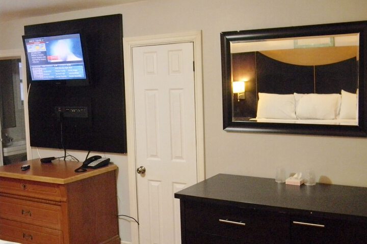 1 King Bed (1 of 14)