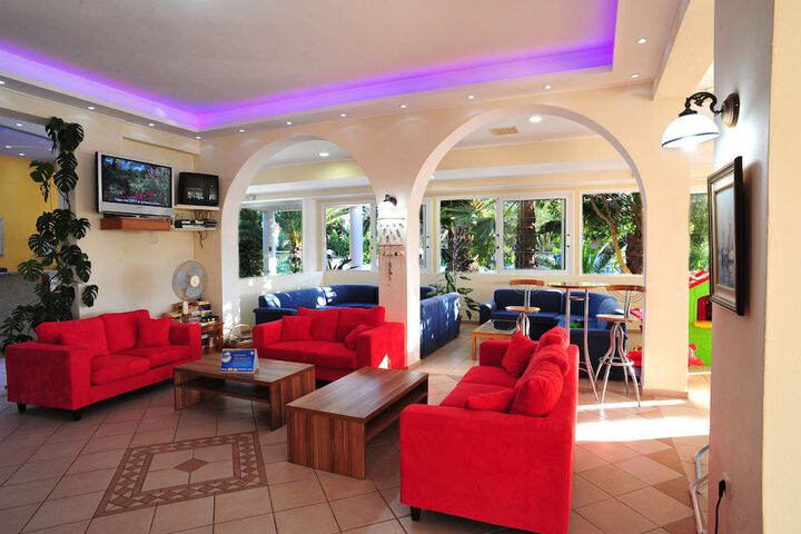 Lounge 22 of 25