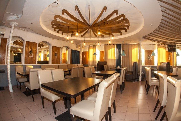 Dining 3 of 37