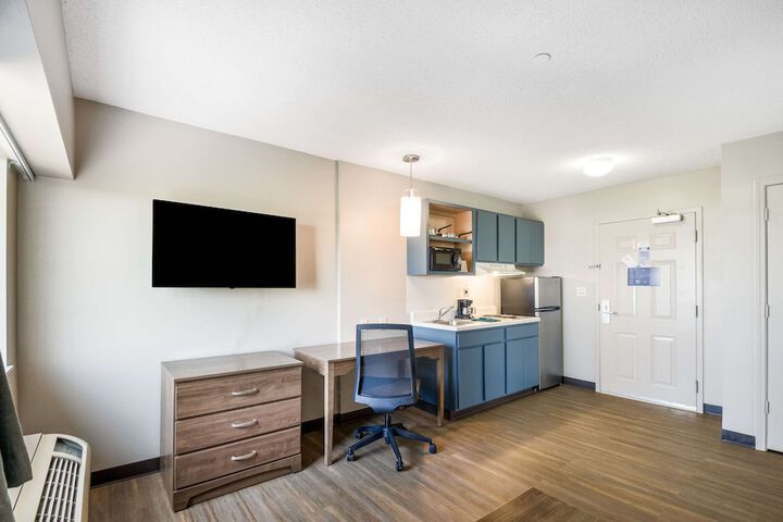 1 King Bed Efficiency (10 of 14)
