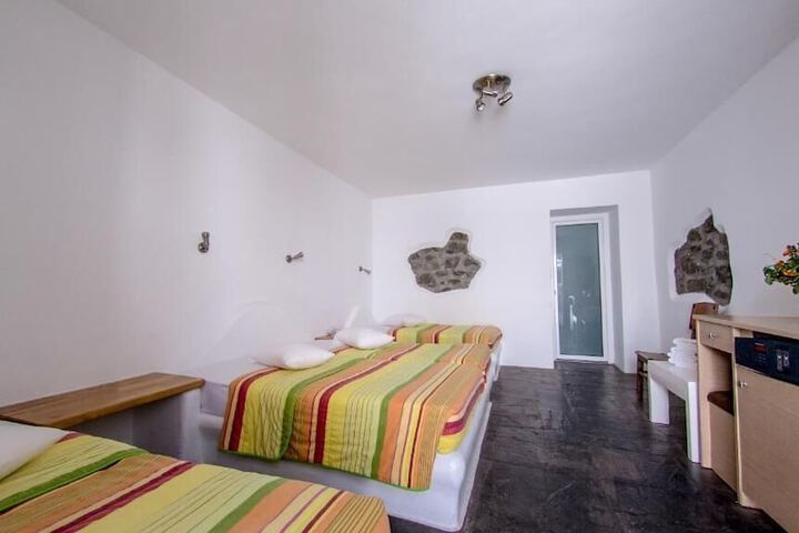 Room 4 of 92