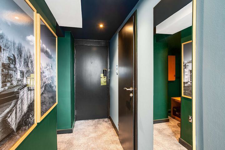 Room 52 of 137