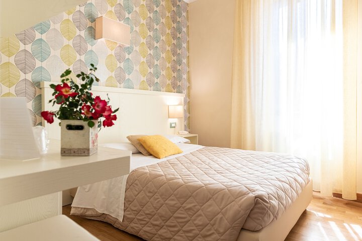 Room 4 of 16