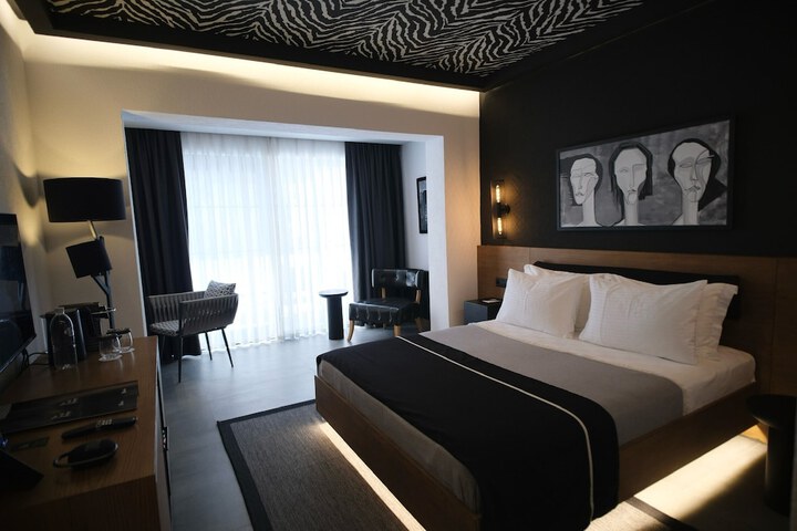 Room 12 of 104