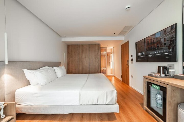 Room 27 of 97