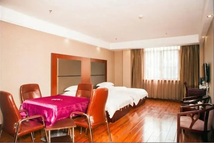 Room 10 of 14