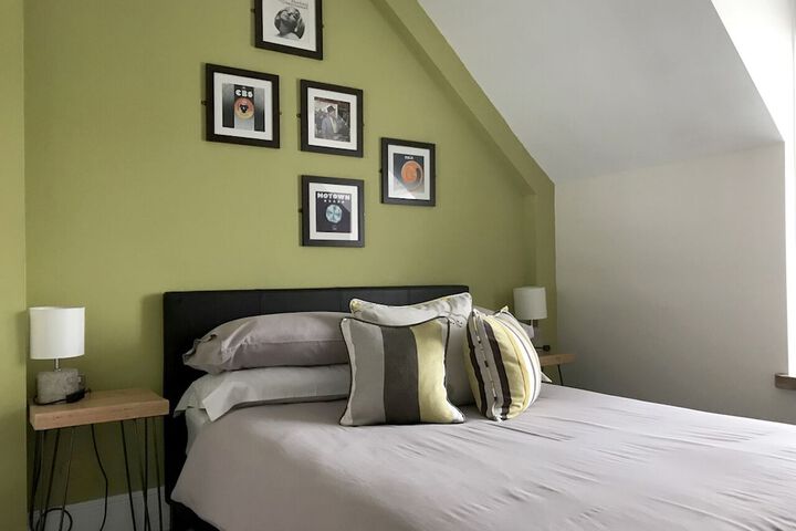 Room 5 of 18