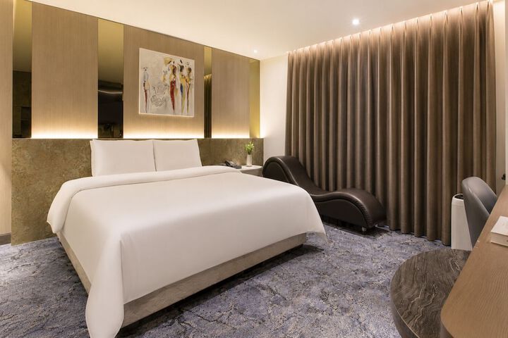 Room 10 of 42