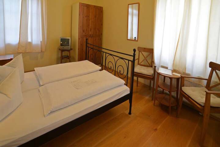 Room 3 of 33