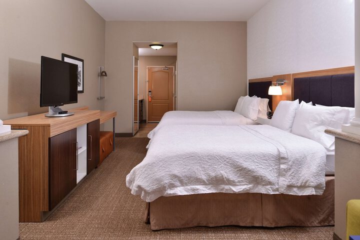 2 Queen Beds (7 of 17)