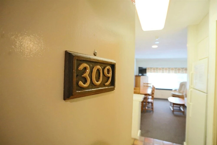 Room 7 of 8