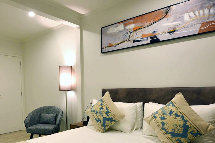Room 5 of 82