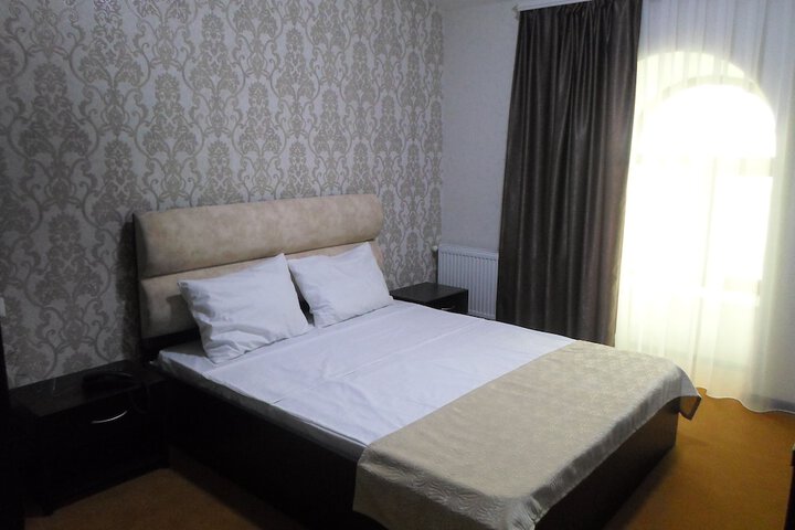 Room 8 of 33
