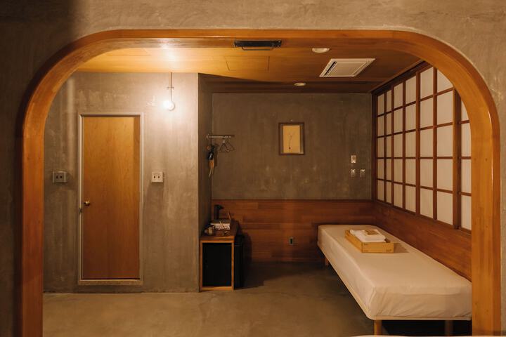 Room 12 of 100