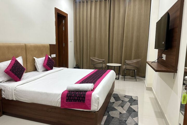 Room 6 of 12