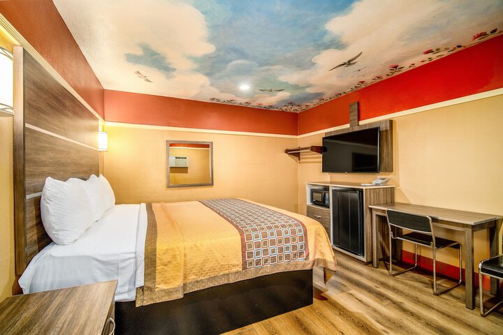 1 King Bed (1 of 7)