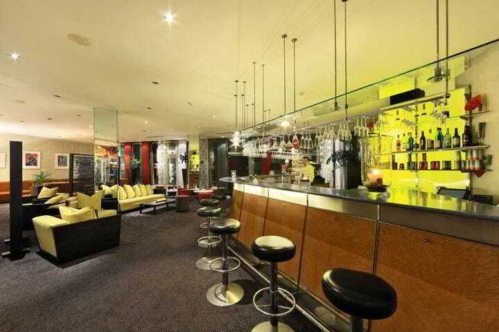 Lounge 8 of 17