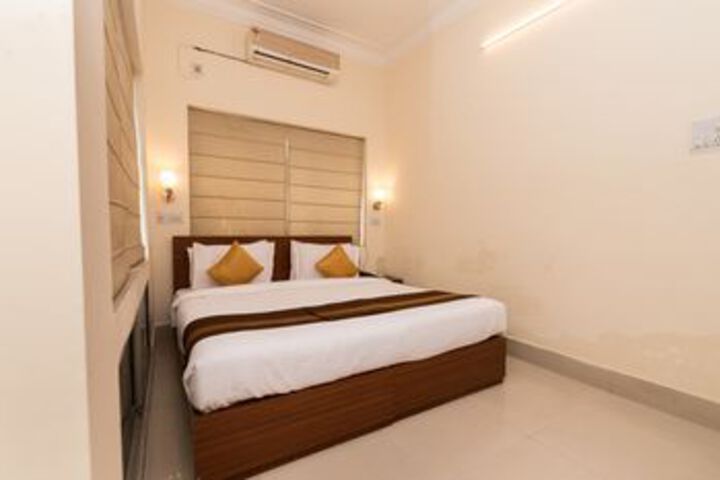 Room 7 of 16