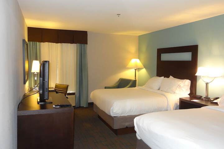 1 Queen Bed (3 of 8)