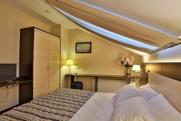 Room 8 of 45
