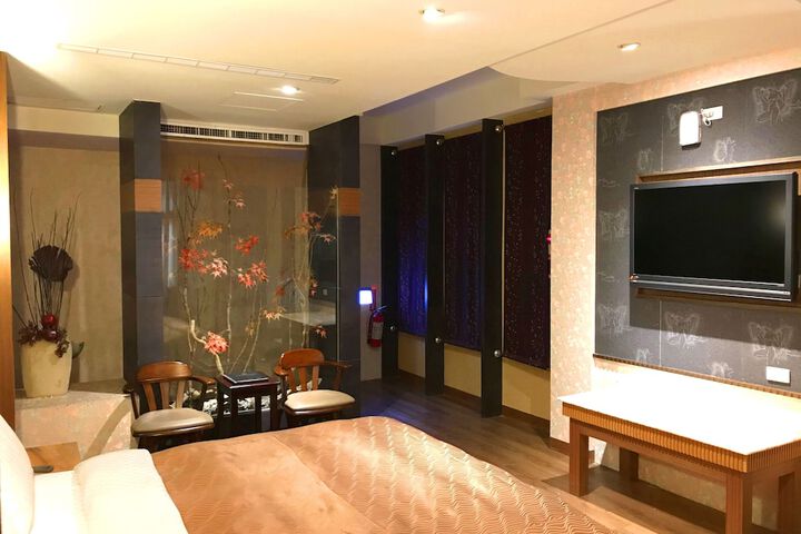 Room 6 of 33
