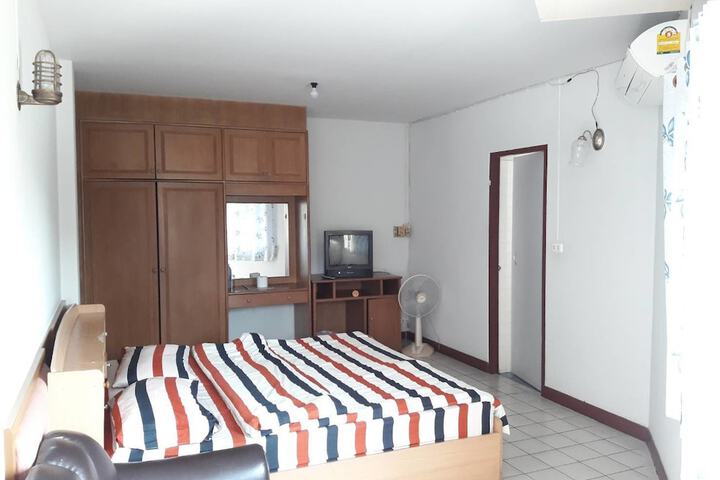 Room 4 of 33
