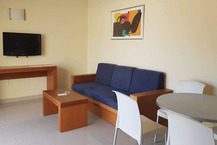 Room 3 of 28