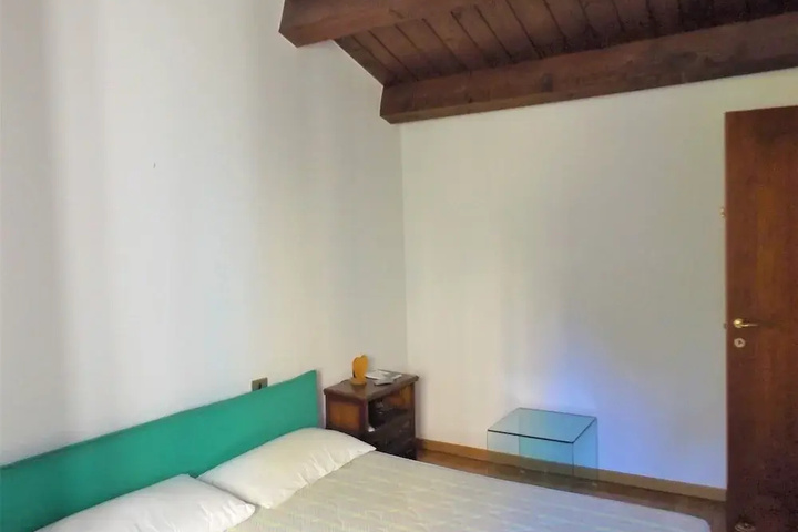 Room 5 of 17