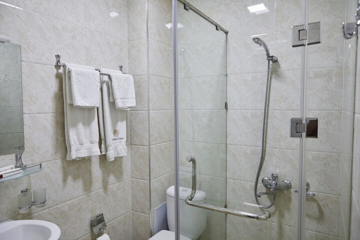 Room 6 of 9