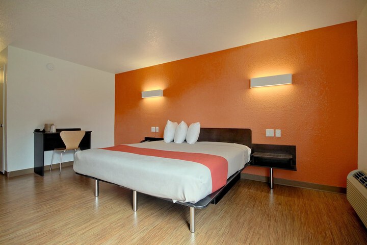 1 King Bed (15 of 18)