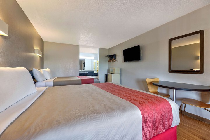 2 Queen Beds (1 of 11)