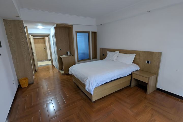 Room 4 of 33