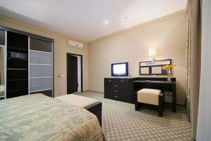 Room 10 of 34