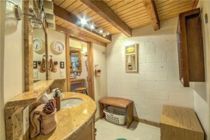 Room 4 of 28