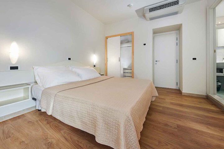 Room 10 of 37