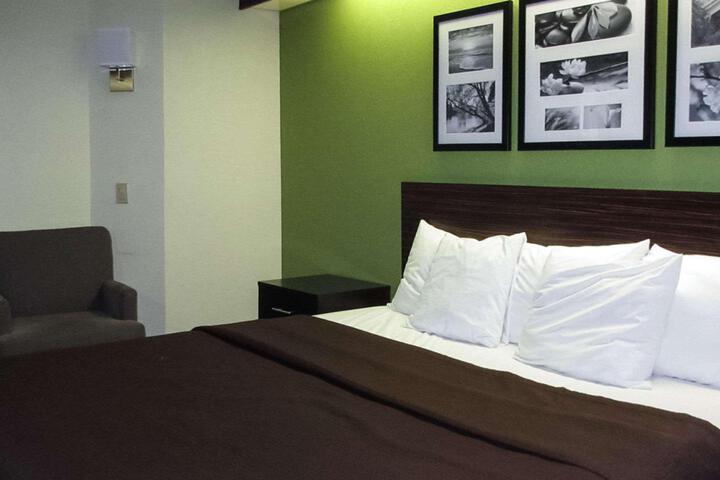 1 King Bed (4 of 5)
