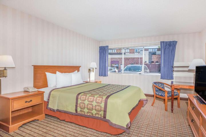 1 Queen Bed (9 of 13)