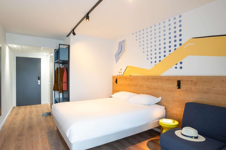Room 27 of 69