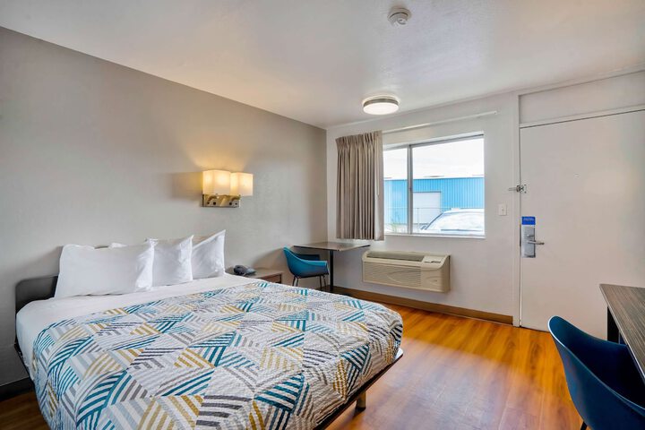 Deluxe Room 1 Queen Bed (8 of 12)