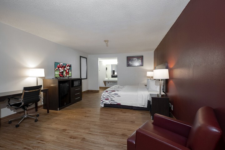 Deluxe King Bed (2 of 14)