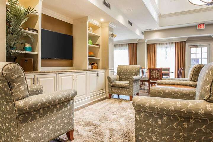 Lounge 11 of 32