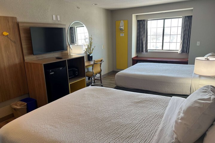 1 Queen Bed (12 of 25)