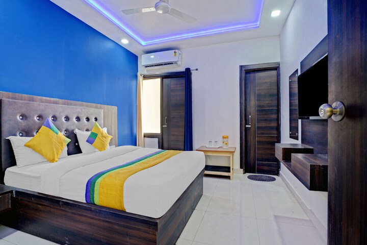 Room 6 of 9