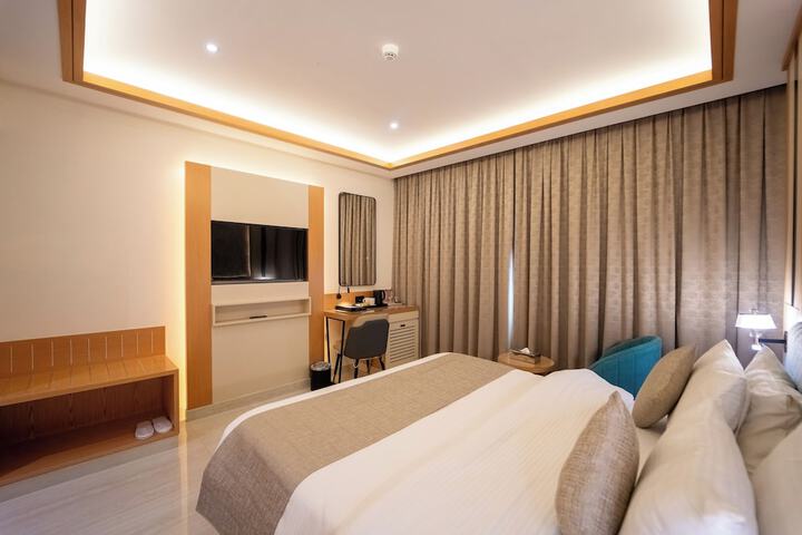Room 3 of 42
