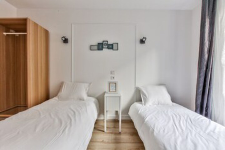 Room 10 of 14