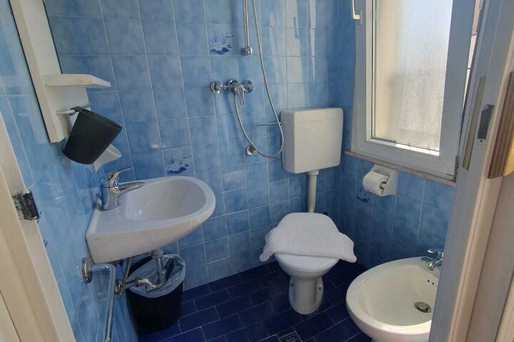 Room 10 of 14